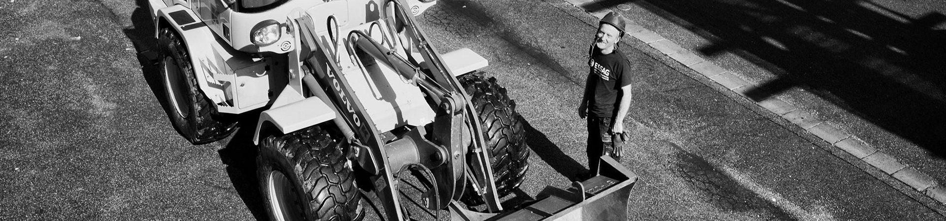 Bagger mit ESSAG Mitarbeiter